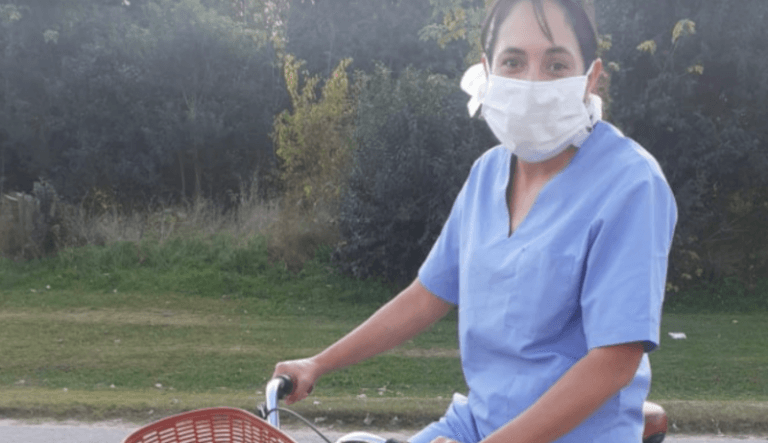 Vuelta de Obligado: Una enfermera pedalea casi 20 kilómetros todos los días para asistir a sus pacientes