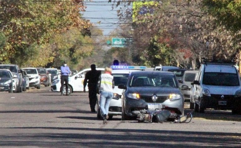 Choque auto-moto: Hospitalizan a motociclista