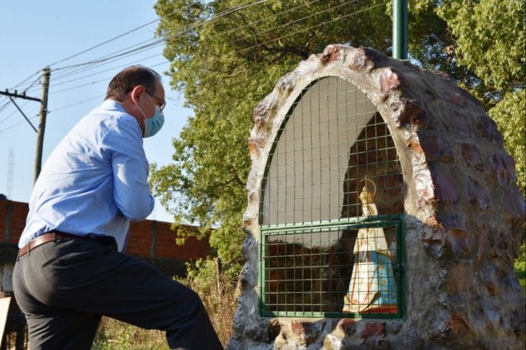 Corrientes: Instalaron una gruta de la Virgen donde antes había un basural para que los vecinos dejen de ensuciar