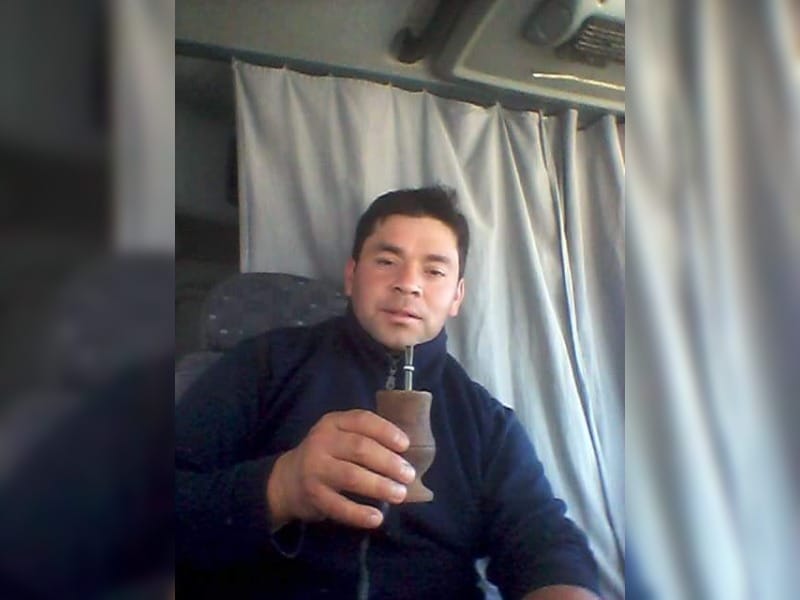 ¡Un Aplauso!: este hombre encontró una billetera con dinero y fue a entregársela a su dueño en la mano