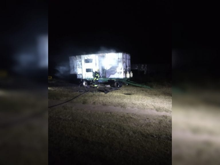 Incendio en la madrugada: el fuego destruyó una casilla que estaba en reparaciones