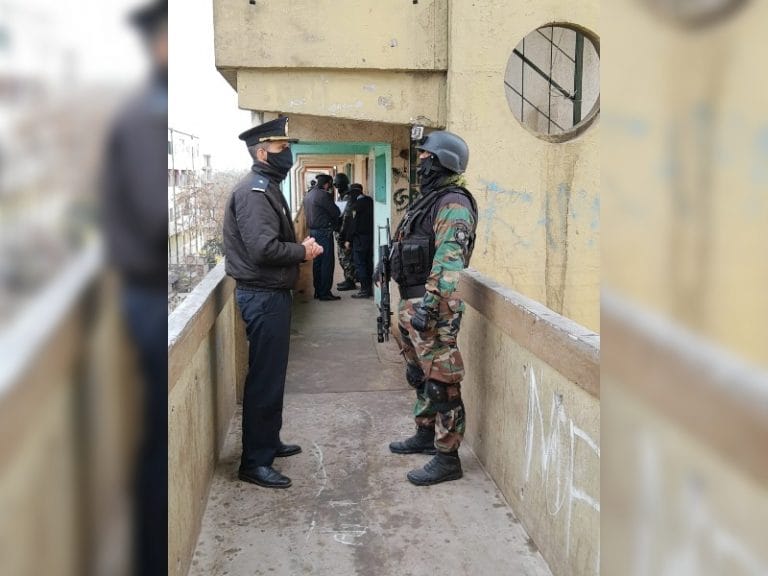 Allanamientos en Barrio Malvinas por robo a una despensa: demoran a una persona