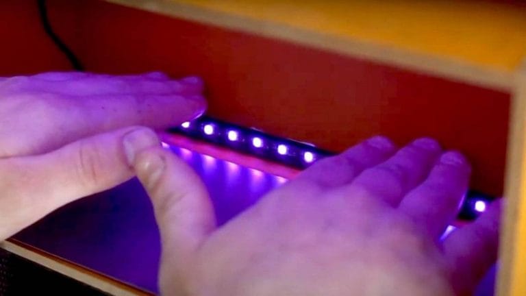 Coronavirus: Un emprendedor pampeano creó un dispositivo para esterilizar documentación con luz ultravioleta