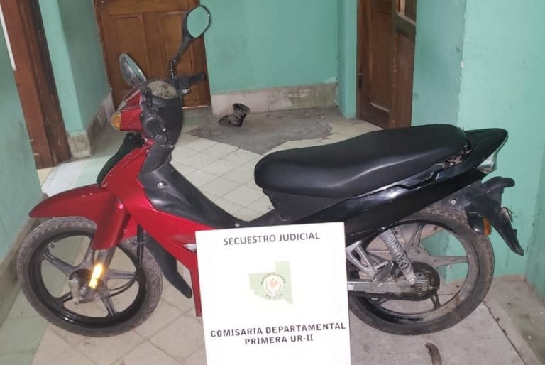La policía halló una moto en la arboleda de Carlos Berg que estaba tirada y tapada con una sábana