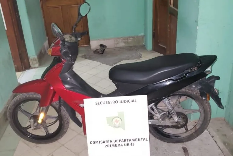 La policía halló una moto en la arboleda de Carlos Berg que estaba tirada y tapada con una sábana