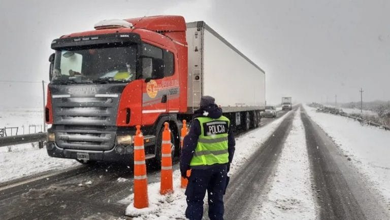 Copiosa nevada cayó en Neuquén y tuvieron que cerrar todas las rutas