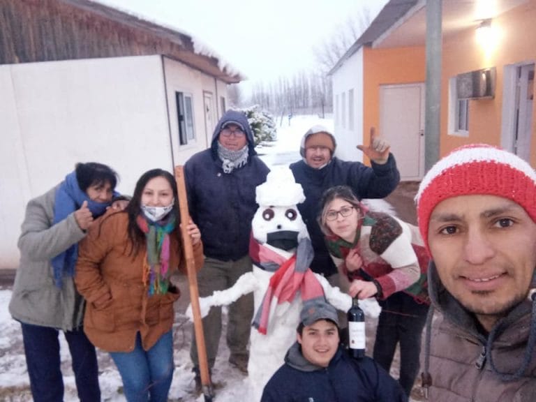 Nevó en un pueblo de La Pampa y le colocaron barbijos hasta a los muñecos de nieve