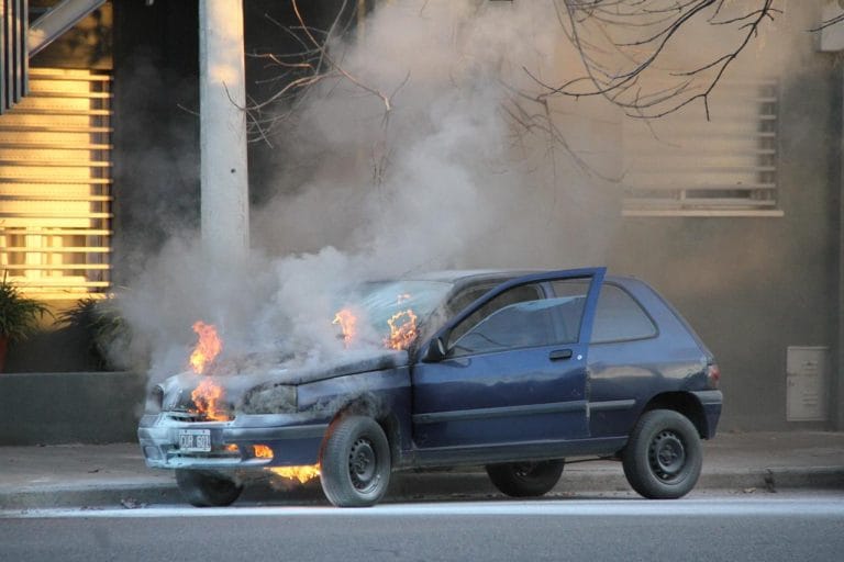 El fuego destruyó la parte delantera de un auto en calle 20 y 105