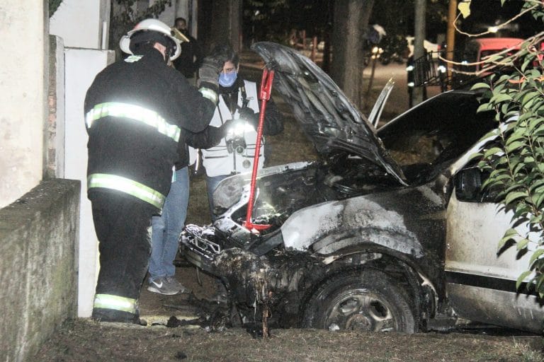 Investigan si prendieron fuego intencionalmente una camioneta en horas de la madrugada