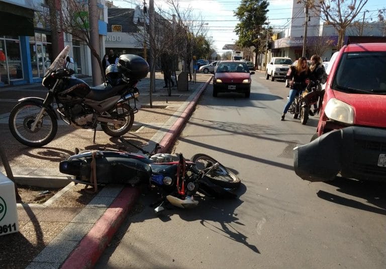 Accidente en pleno centro de General Pico: Trasladan una motociclista al hospital