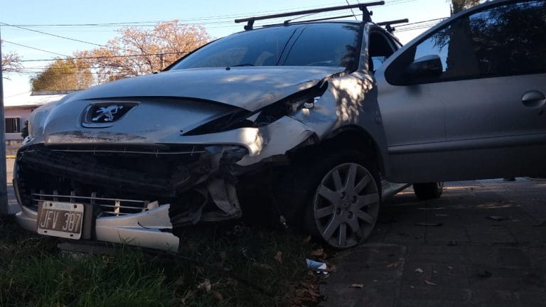 Un auto quedó arriba de la vereda tras un fuerte choque en calle 11 y 6