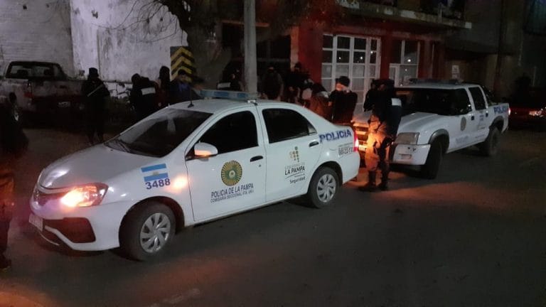 La Policía demoró a 81 personas que participaron de una fiesta clandestina en Santa Rosa