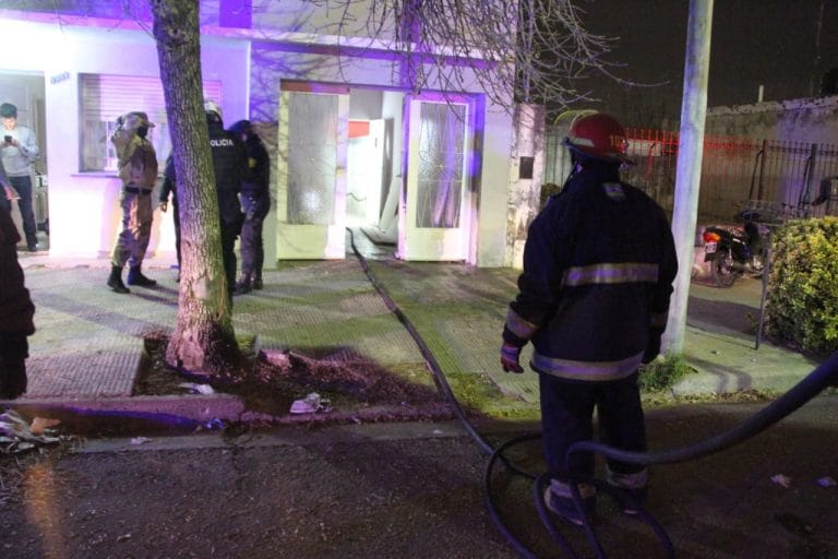 Bomberos tuvieron que acudir a dos incendios que se produjeron casi al mismo tiempo