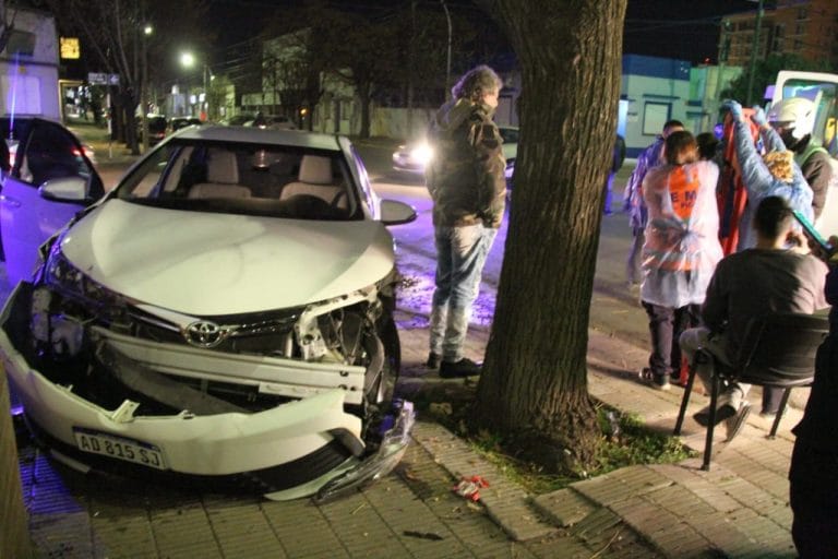 Importante choque a tres cuadras del centro de Pico: Un auto quedó con la trompa destruida