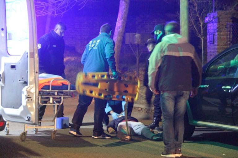 Encuentran a un hombre tirado en la calle e investigan si sufrió un accidente de tránsito