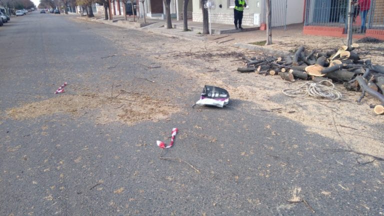 Diariero dobló en una calle que tenía el tránsito cerrado y sufrió un accidente: Presentaba un corte en el párpado y una lesión en el pie