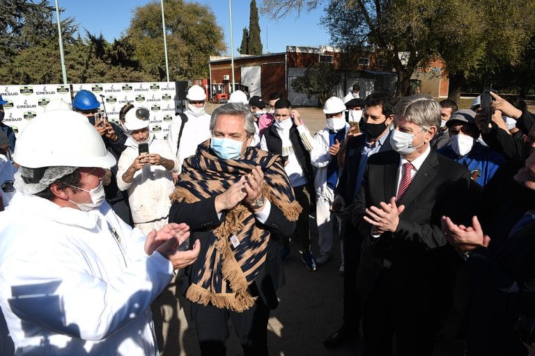 Sergio Ziliotto le obsequió una “artesanía ranquel” al presidente Alberto Fernández en nombre de todos los pampeanos