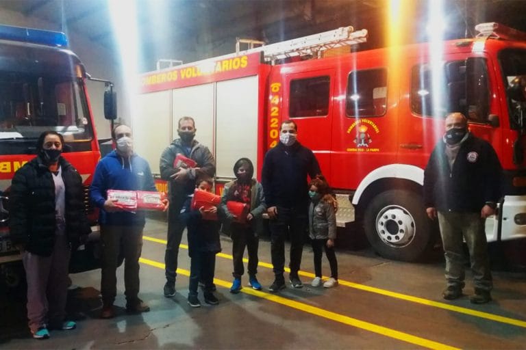 La filial de River donó 300 barbijos rojos a Bomberos de General Pico para que la gente los lleve a cambio de una colaboración