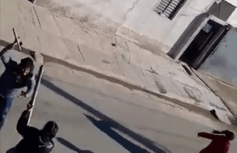 Catamarca: el video de la salvaje golpiza con palos a una mujer tras el robo de su moto