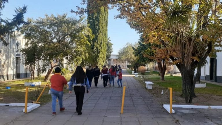 Alta concurrencia en el cementerio de General Pico por el Día del Padre: “Vino 3 o 4 veces más gente de lo habitual”