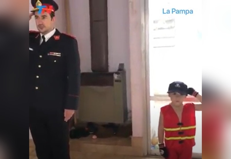 Un niño piquense de 4 años le pidió a su papá homenajear a los Bomberos que perdieron la vida en Villa Crespo