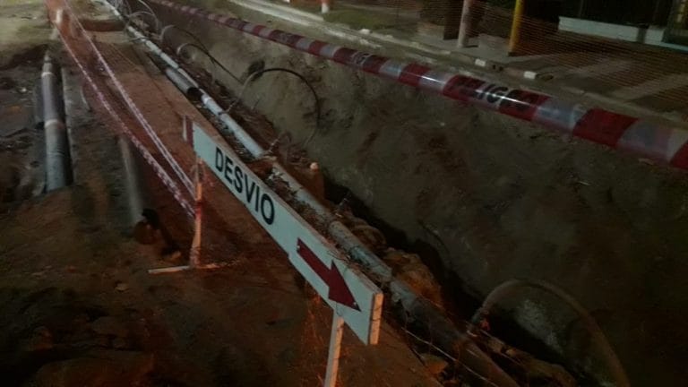 Tragedia en Santa Rosa: Murió una mujer que cayó a una zanja de 4 metros de profundidad de una obra de recambio de caños cloacales