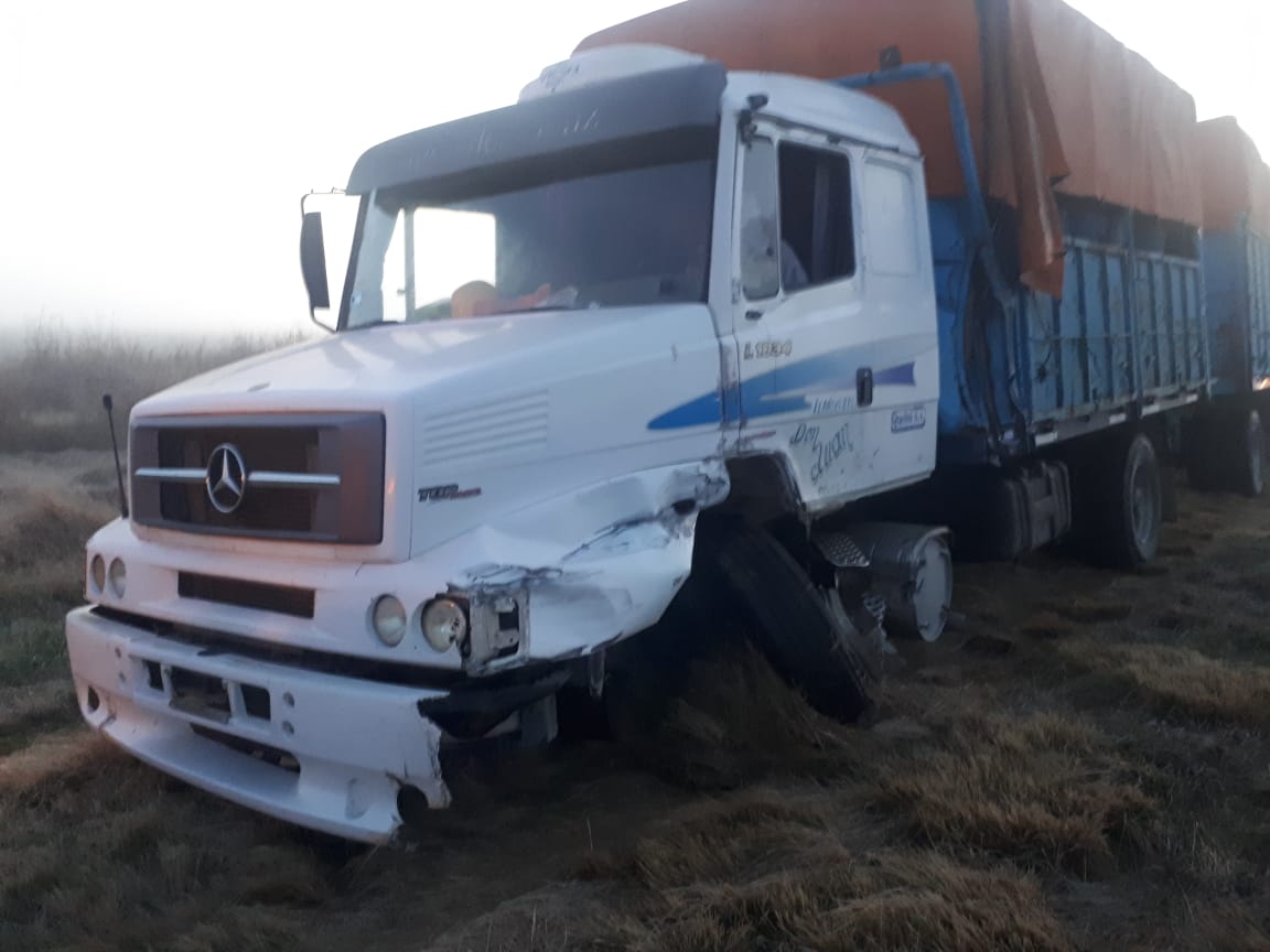 Dos camiones protagonizaron un accidente entre Hilario Lagos y Sarah