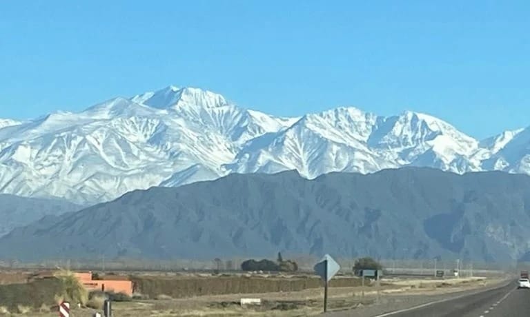 ¡Bella imagen!: Hoy, luego del viento Zonda, ingresó un frente frío que llenó las montañas de nieve en Mendoza