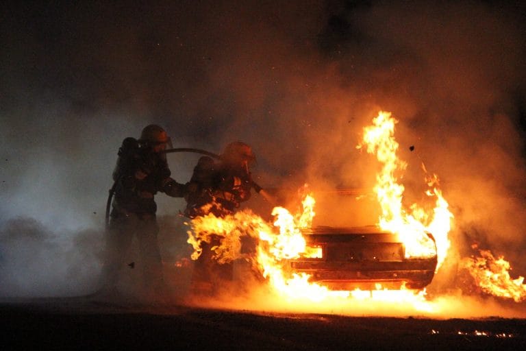 Mirá el sorprendente incendio de un WV Senda en la Ruta 101 a través de 10 fotos en Ultra HD