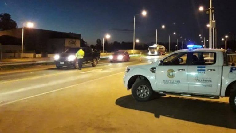 La Policía intervino dos fiestas clandestinas en Santa Rosa: Hubo 33 demorados, secuestro de vehículos y un agente recibió una puñalada