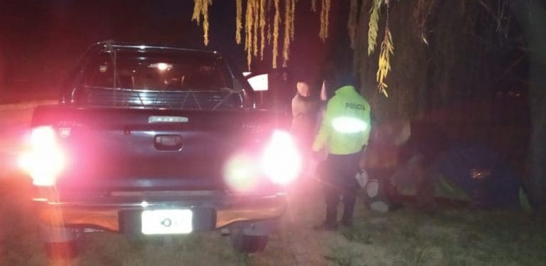 La Policía descubrió a cinco hombres que ingresaron sin permisos a La Pampa: Tres de ellos querían pasar la noche adentro de una carpa en la banquina