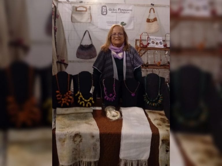 Conocé a Susana Villegas, la mujer que produce gusanos de seda desde hace veinte años en Realicó: “Este proyecto es realmente distinto a todos los demás”