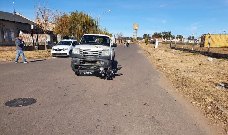 Accidente entre camioneta y moto en barrio Federal: Un hombre fue trasladado al Hospital