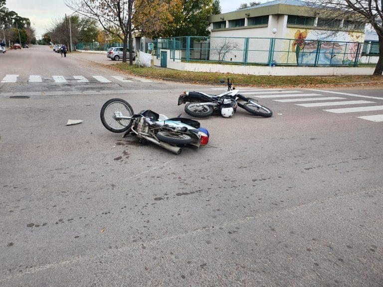 Motorista de la policía y una mujer fueron trasladados al hospital tras un choque de motos