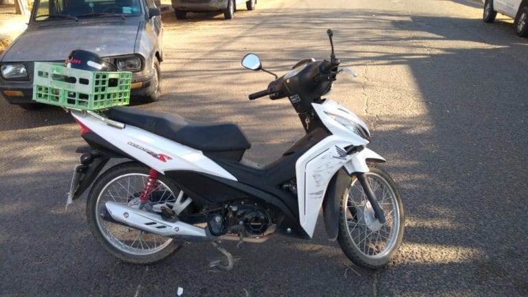 Trasladan a un motociclista al hospital tras protagonizar un accidente de tránsito