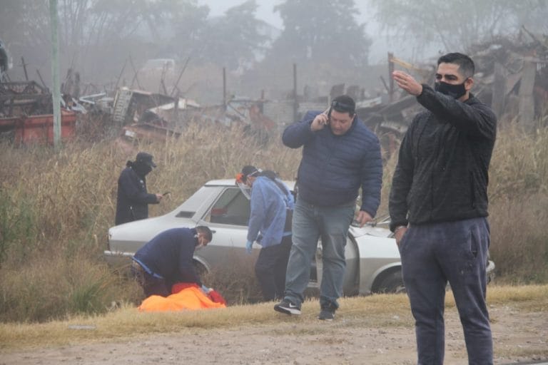 Accidente cerca de la rotonda del Aeroplano: El conductor del Renault 12 presenta una fractura expuesta y permanece en terapia intensiva