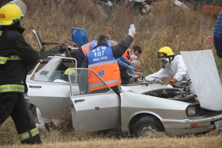 Chocaron dos vehículos cerca de la rotonda del aeroplano: Una persona quedó atrapada