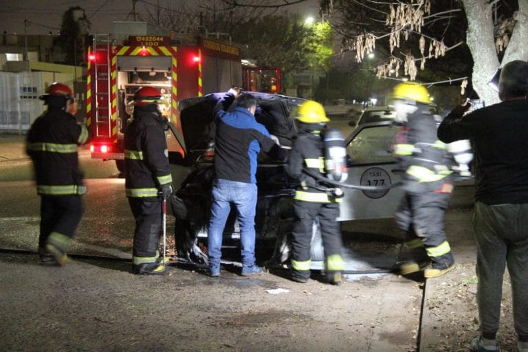 Bomberos trabaja en principio de incendio de un taxi