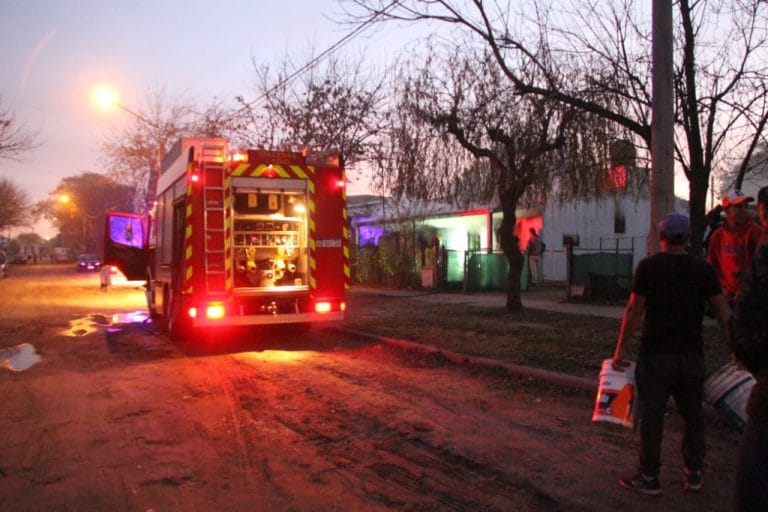 Dos dotaciones de Bomberos trabajan en un incendio de vivienda