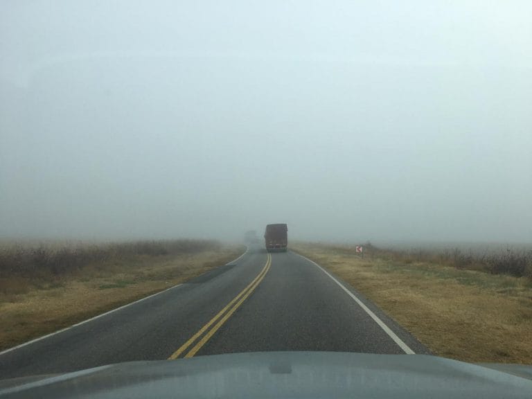 Por el humo y la niebla: Camioneros alertaron de la poca visibilidad en el sector de la RRU y la policía trabajó hasta las 02.00 de la mañana