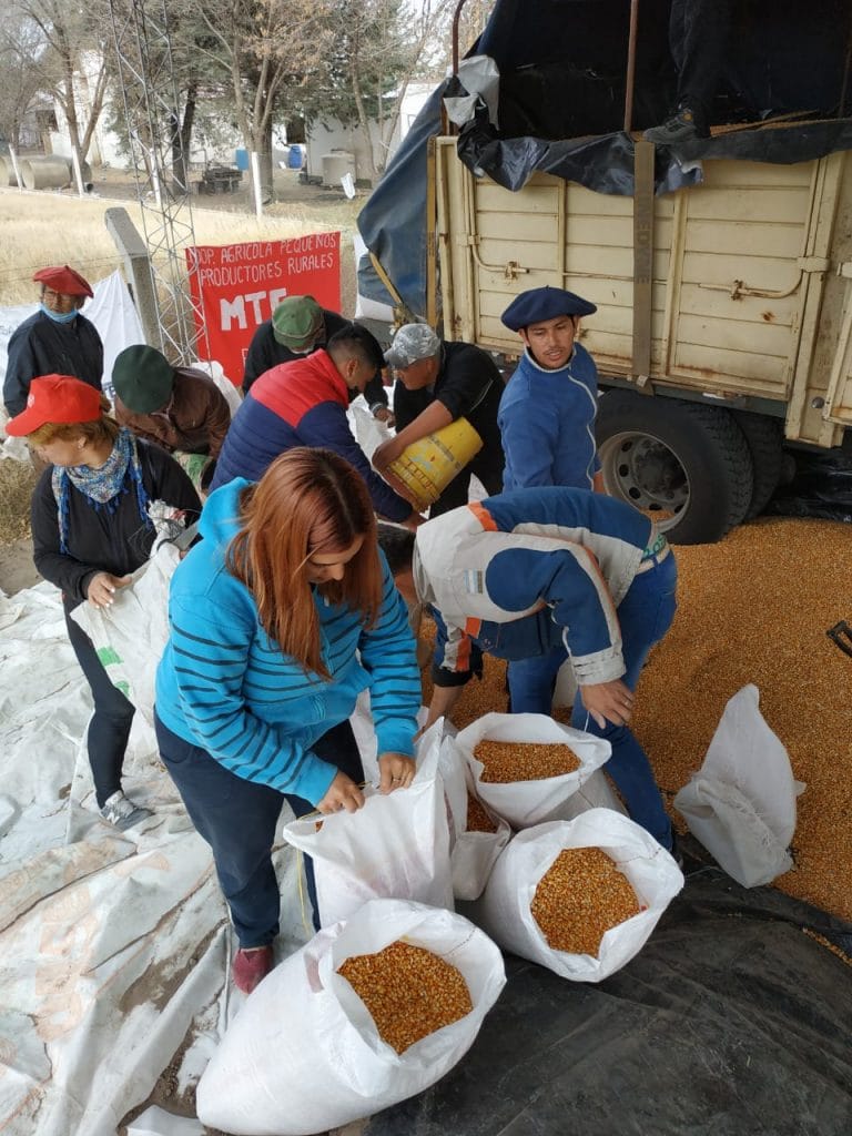 Crianceros del oeste pampeano recibieron más de 8 mil kilos de maíz a un precio justo y financiado