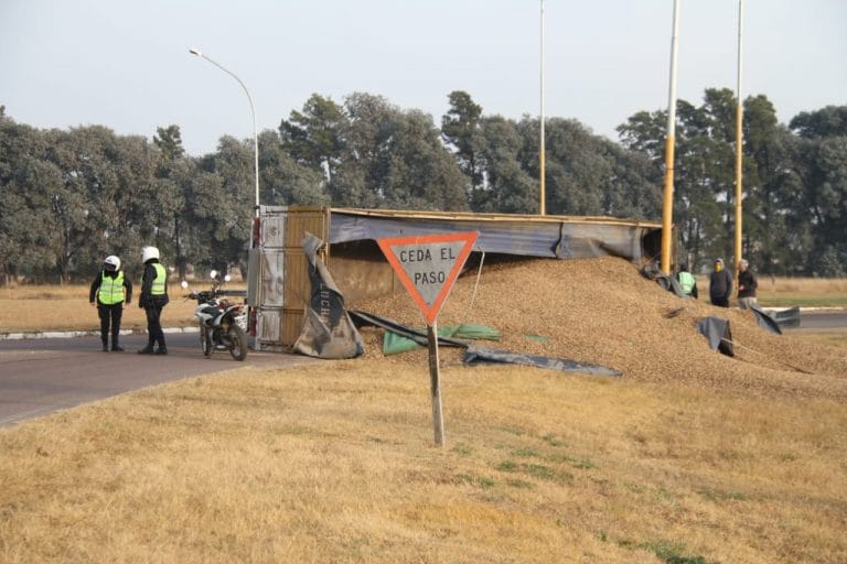 Volcó el acoplado de un camión cargado con maní en la rotonda de Pueblo Nuevo