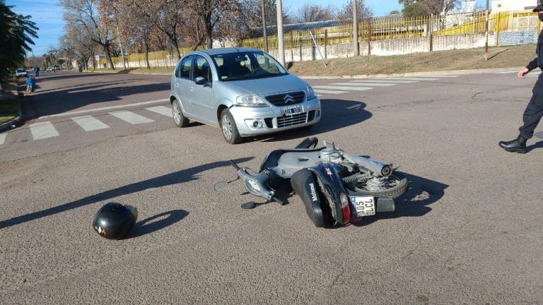 Una mujer mayor resultó lesionada en un choque entre un auto y una moto