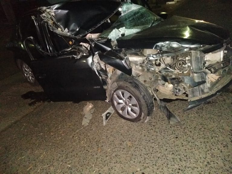 Fuerte choque en la madrugada: un auto se estrelló contra el acoplado de un camión