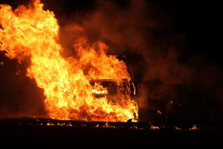 Impresionantes imágenes de un auto completamente envuelto en llamas en la Ruta 101 a 12 kilómetros de General Pico