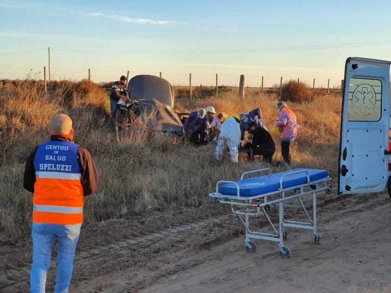 Vuelco en camino vecinal pasando Speluzzi: El joven de 23 años se encuentra estable y permanece en observación