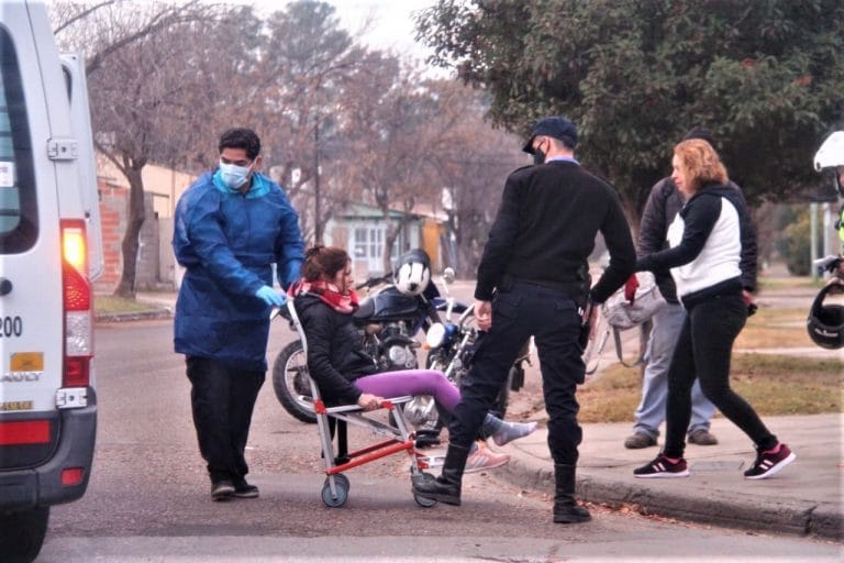Dos mujeres fueron trasladadas al hospital tras dos caídas de moto