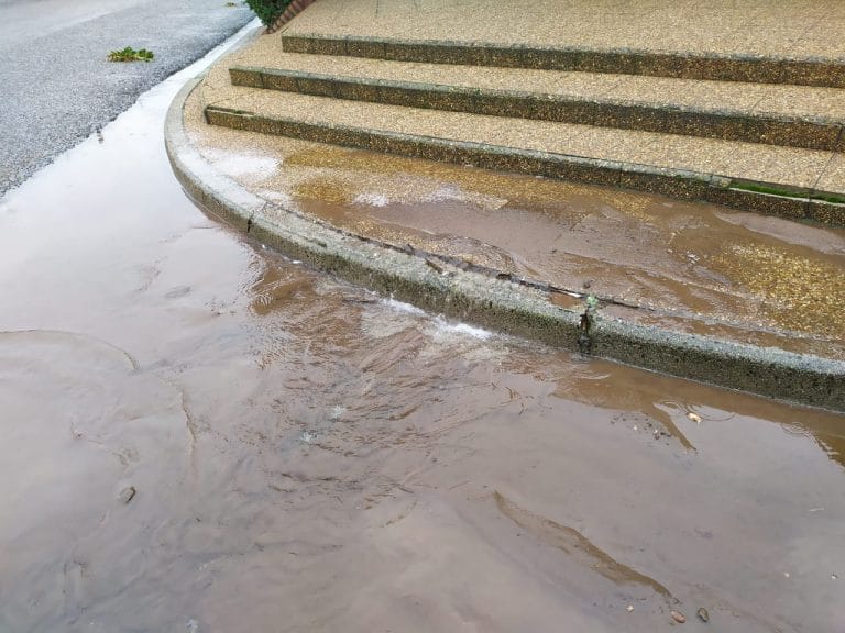 URGENTE: se rompió un caño principal de agua y afecta al servicio del barrio San Etelvino y el Parque industrial