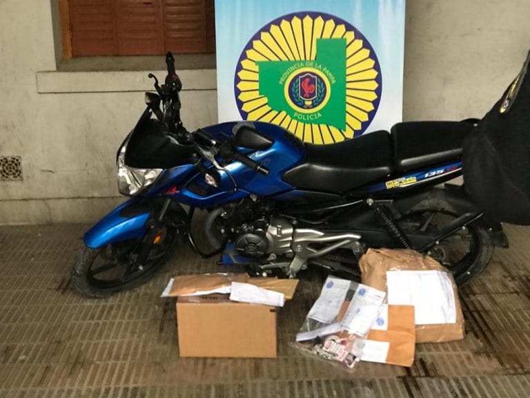 Asaltaron a dos personas les robaron un celular. La policía los detuvo y recuperó el aparato