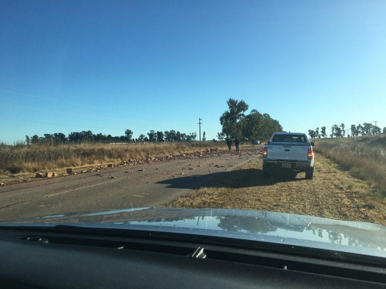 Camión derrapó y volcó una gran cantidad de ladrillos en uno de los ingresos a General Pico
